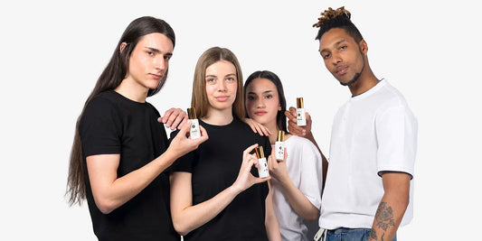 Gruppo di quattro giovani modelle che mostrano i prodotti Divain Care per la cura del viso.