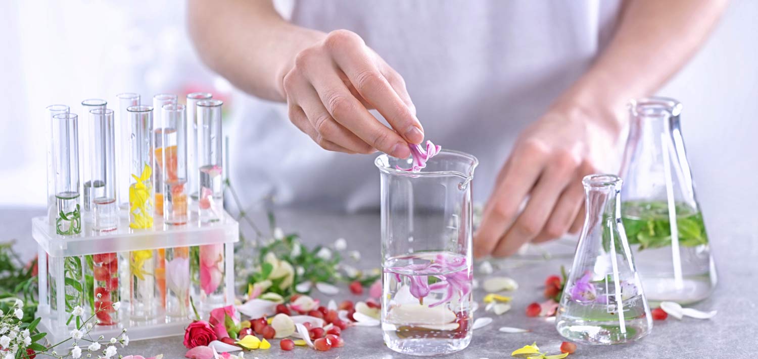 Scopri gli step da seguire per fare la tua acqua di rose naturale in casa